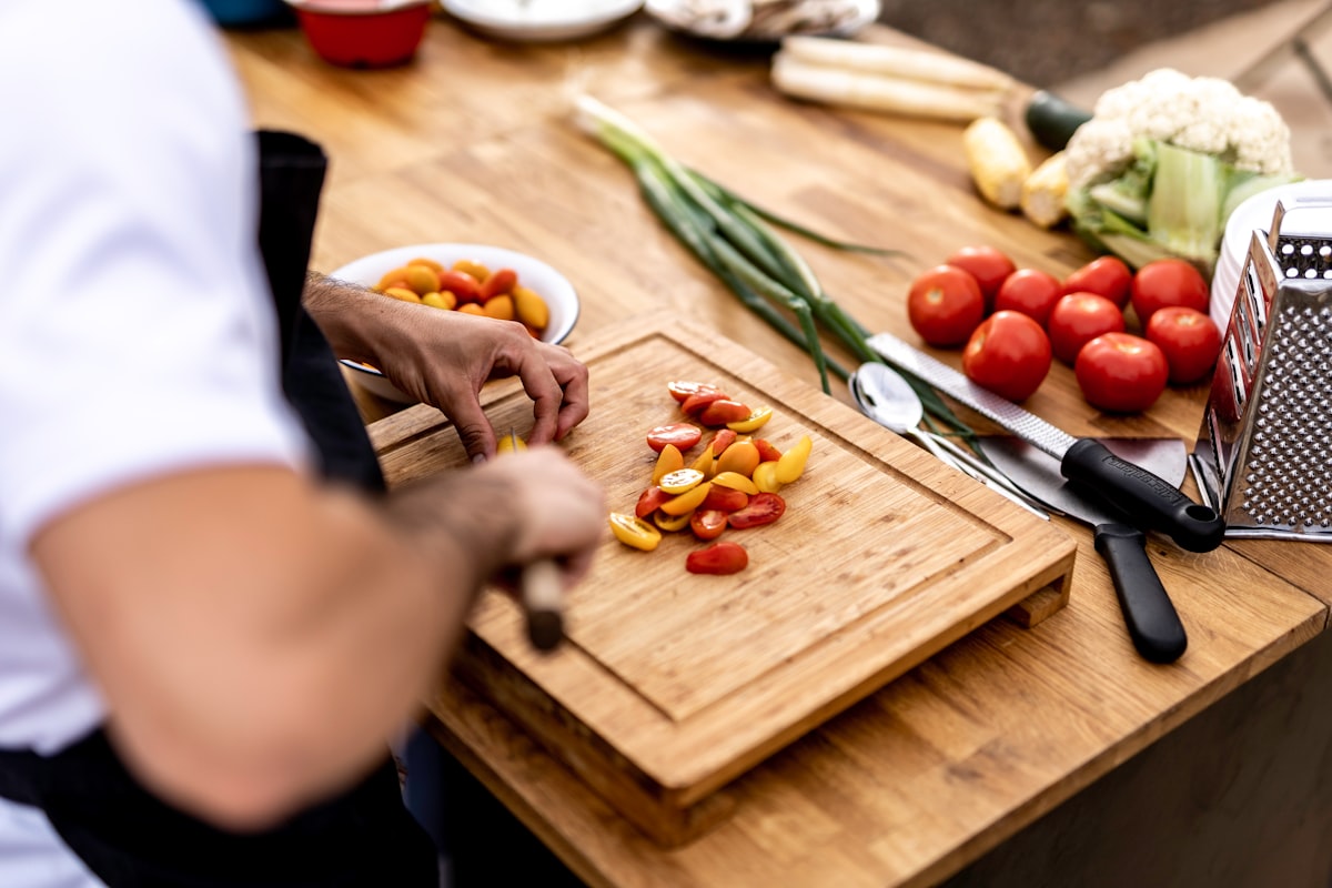 Balanced diet with fresh vegetables, fruits, proteins and whole grains